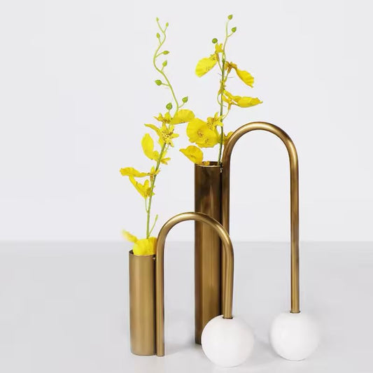Vaso Decorativo Aura - Arco em Metal Dourado e Mármore